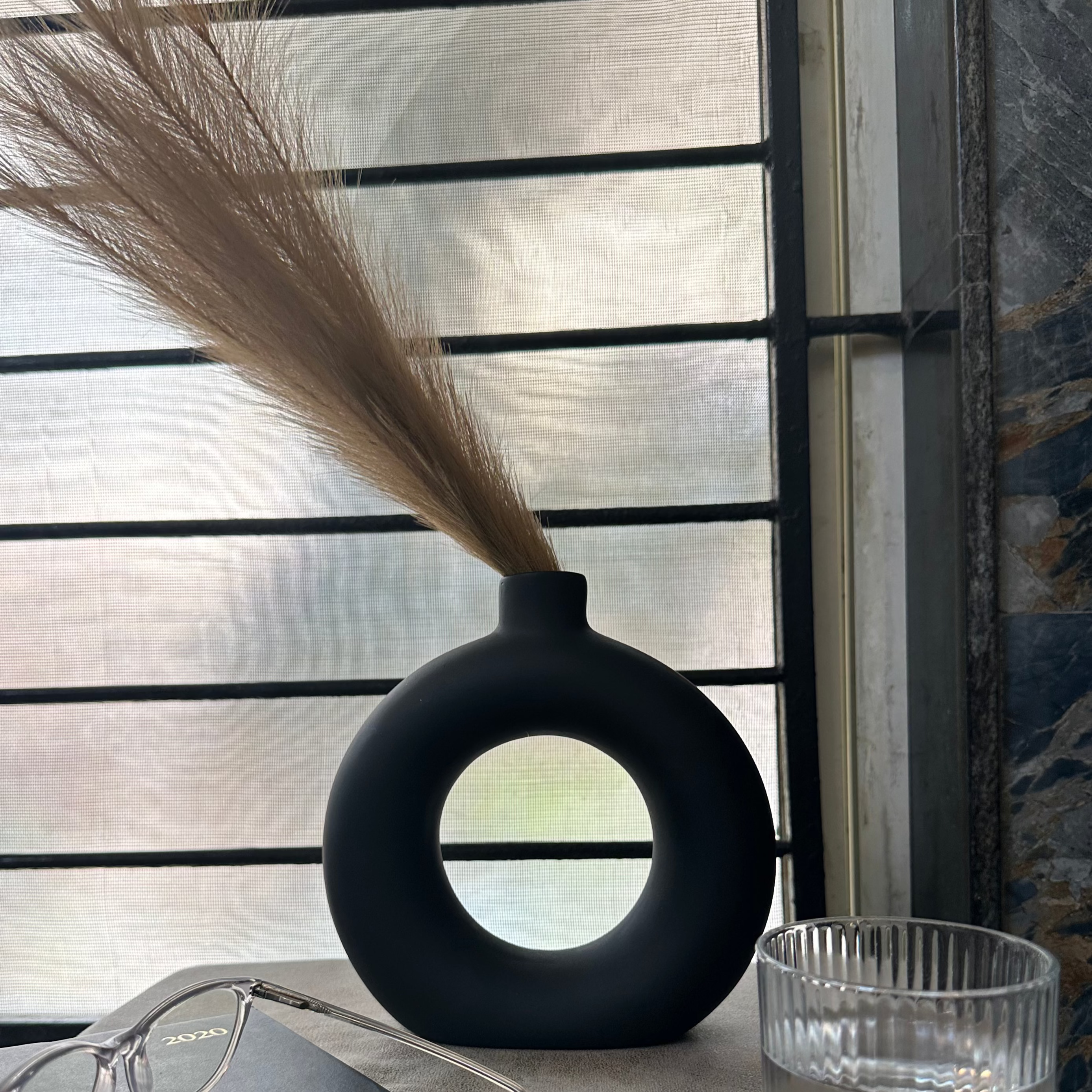 Donut Vase – Black (Set of 2)